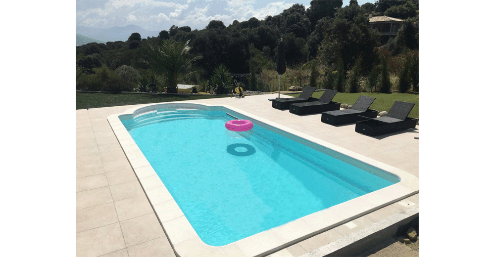Capri Piscine à fond progressif de 8,10 m x 3,90 m x 1,10 à 1,80 m
