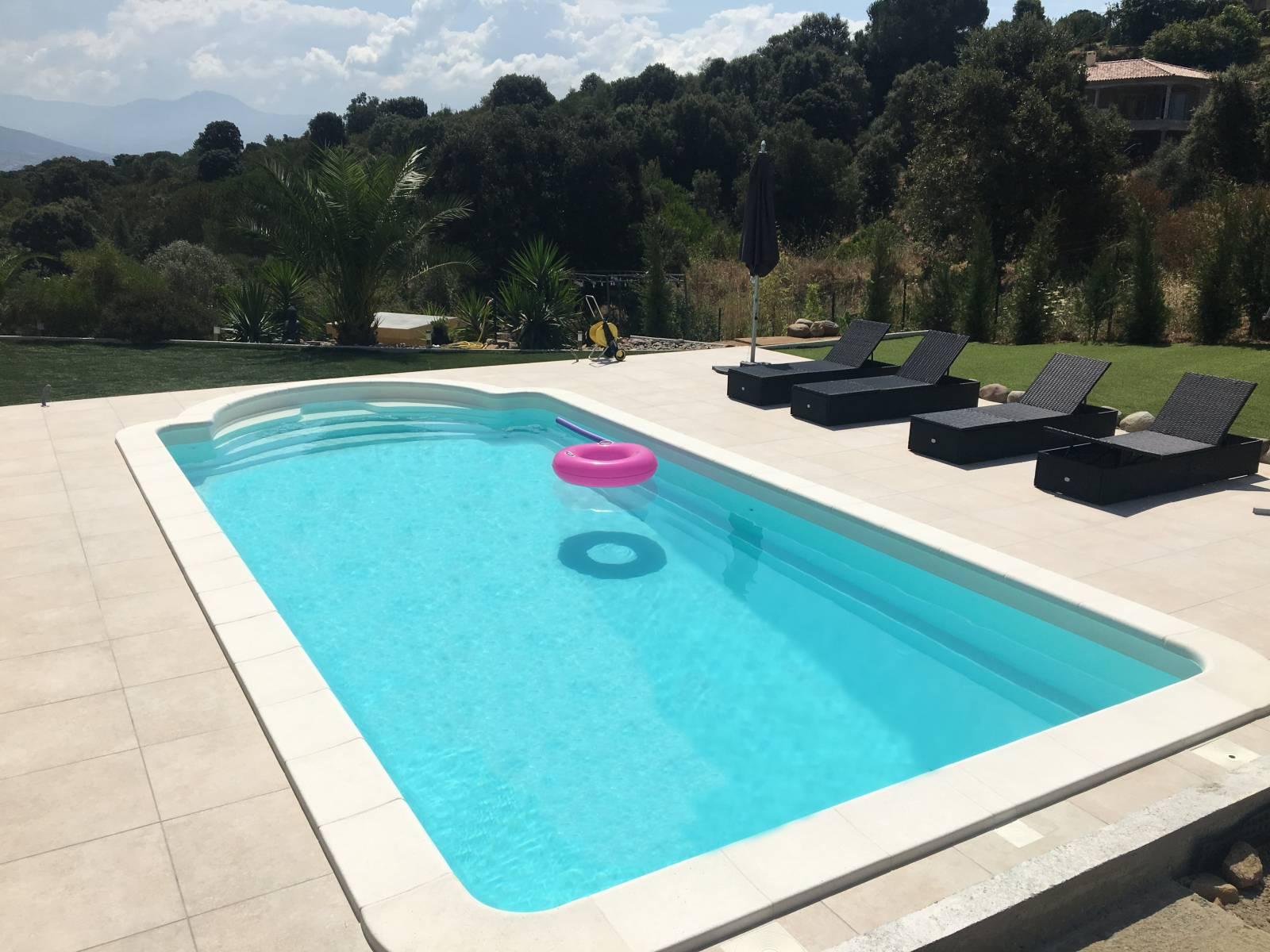 Fidji ou Capri Piscine à fond plat de 8,10 m x 3,90 m