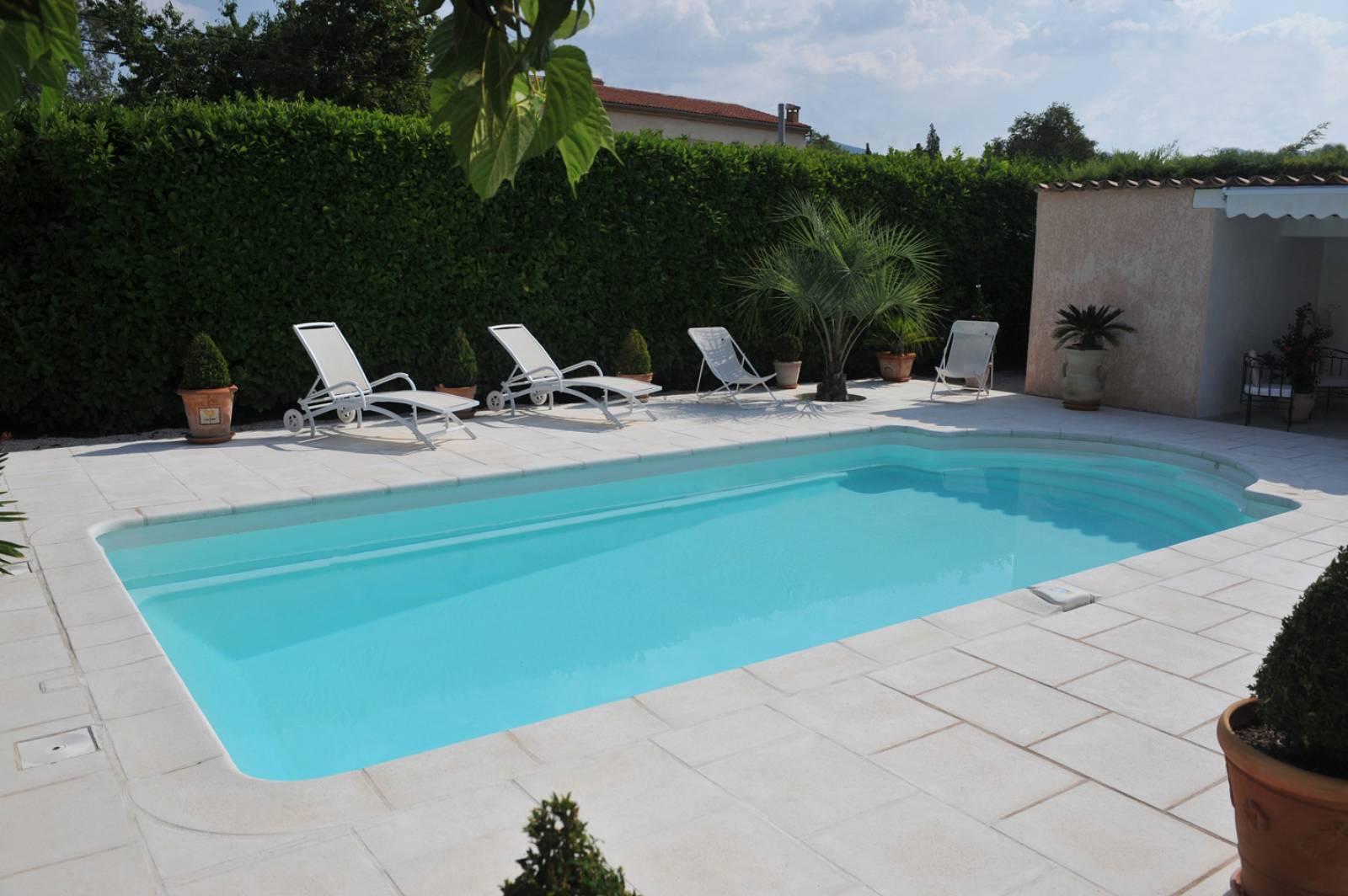 Fidji ou Capri Piscine à fond plat de 8,10 m x 3,90 m