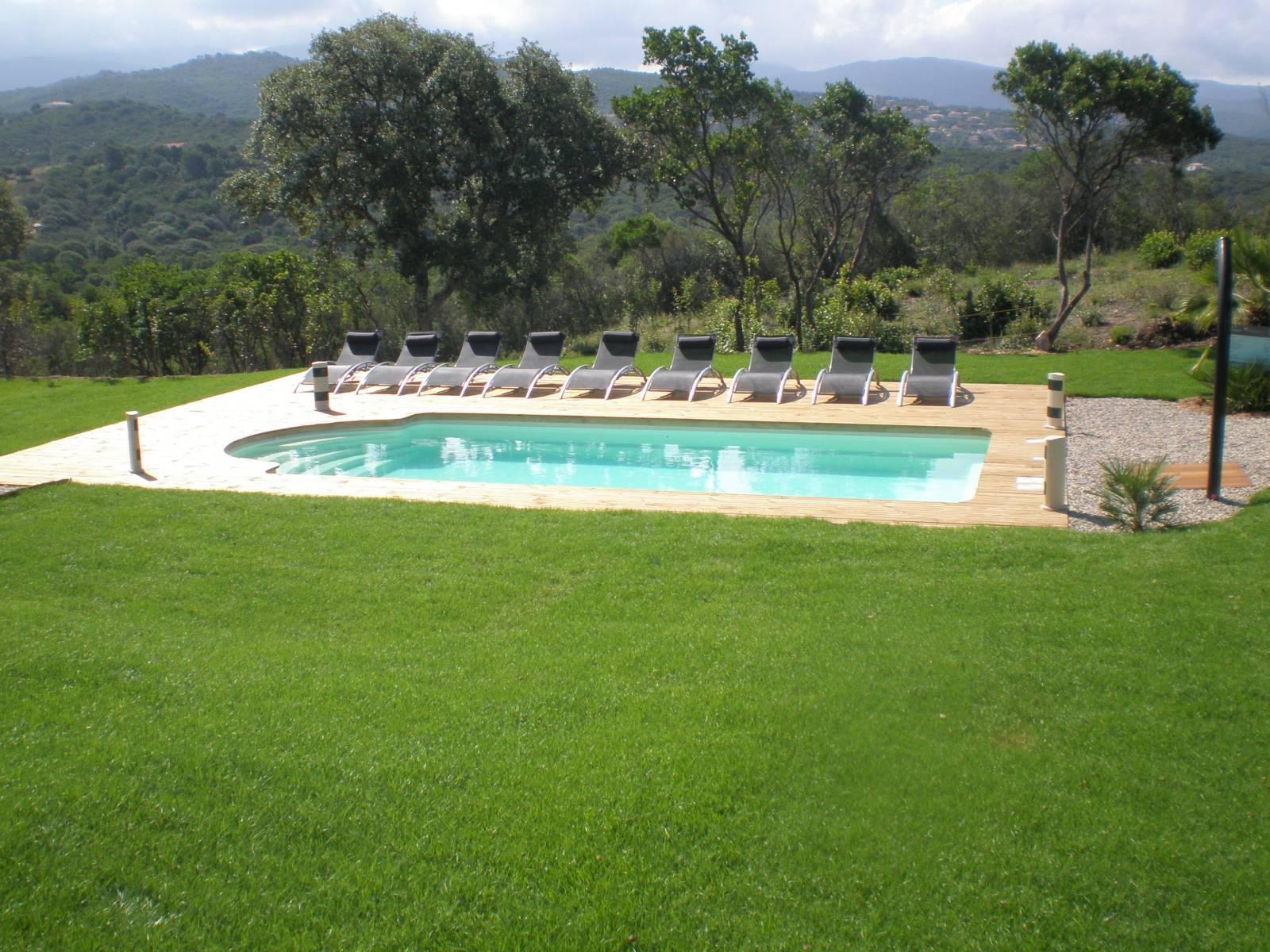 Fidji ou Capri Piscine à fond plat de 8,10 m x 3,90 m