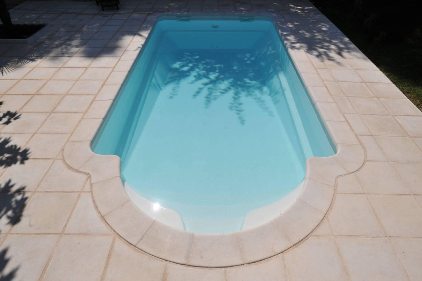 Tahiti Piscine à fond progressif de 7,30 m x 3,30 m x 1,00 à 1,75 m