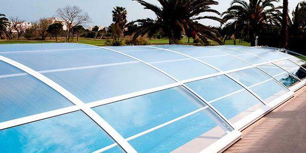 Quelles sont les étapes à suivre pour effectuer l'entretien de mon abri de piscine ?