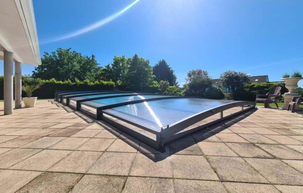 Monza Abri bas : design et fluidité, un must pour votre piscine
