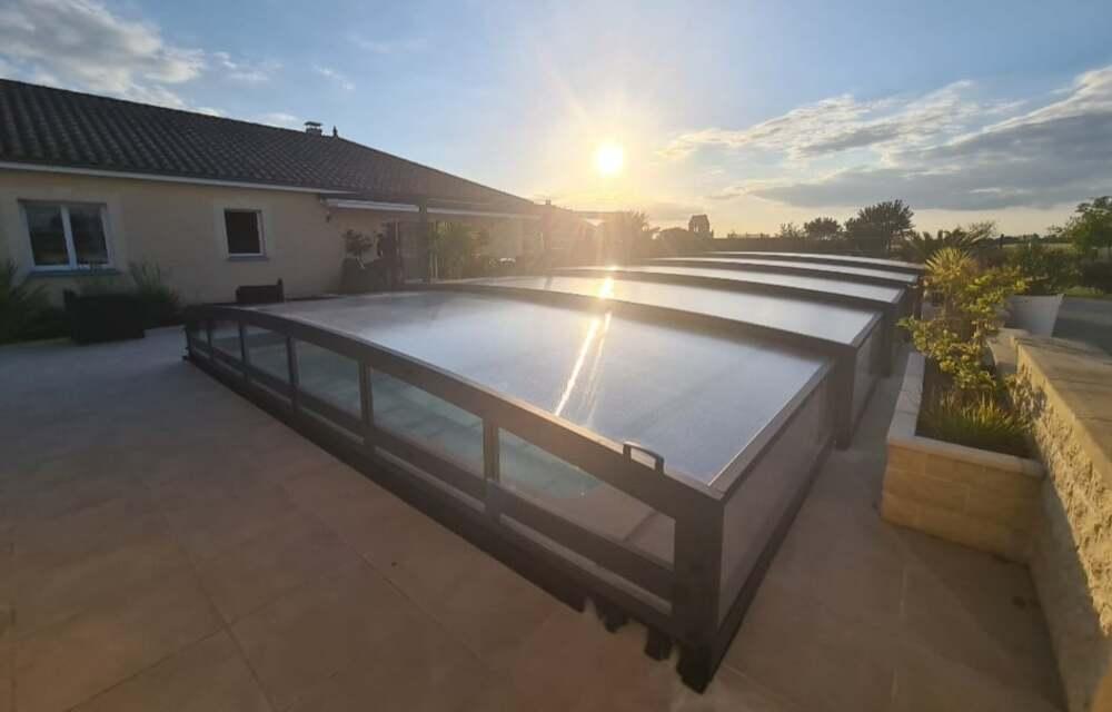Monza Abri bas : design et fluidité, un must pour votre piscine