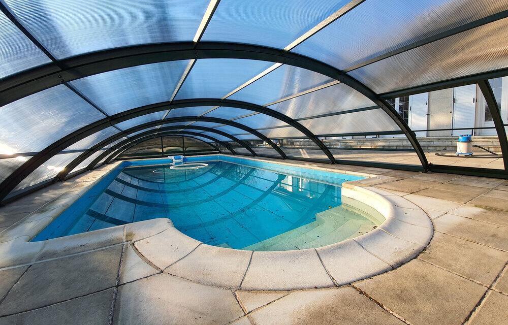 Roma La qualité et le prix pour un abri de piscine bas indémodable