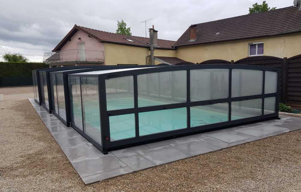 Monza 180 Abri piscine mi-haut : design et fluidité, le look du toit cintré