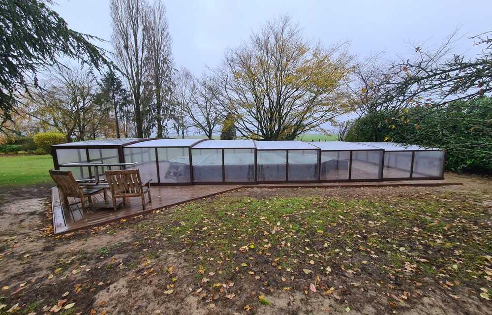 Monza 180 Abri piscine mi-haut : design et fluidité, le look du toit cintré