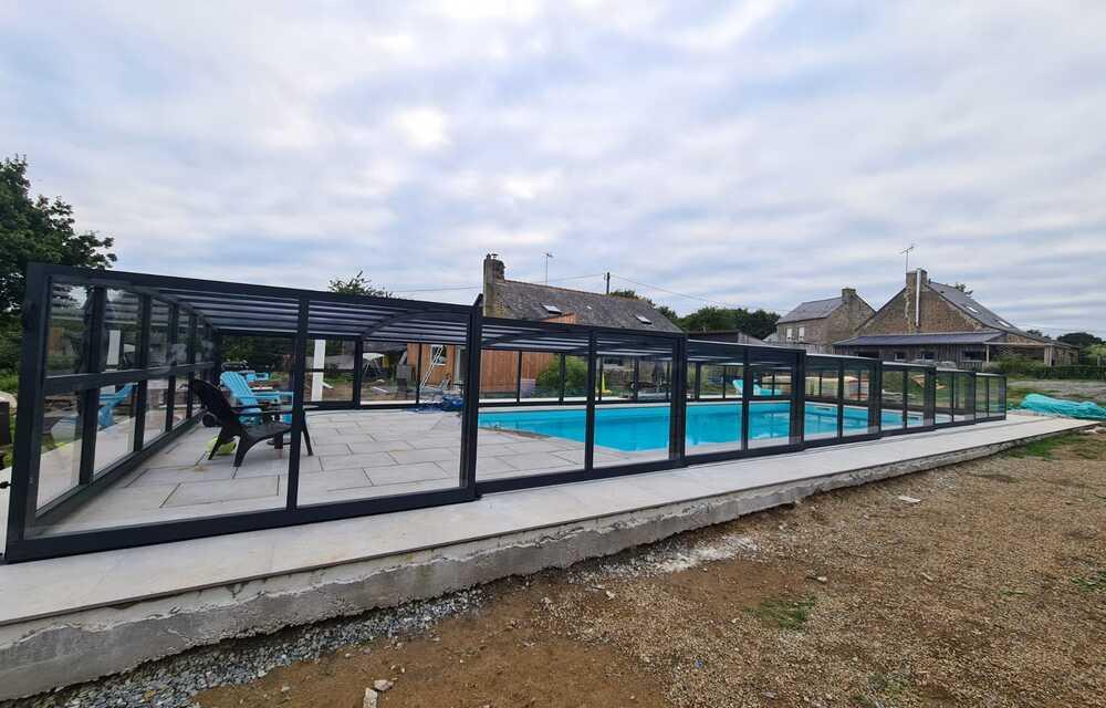 Monza 180 Abri piscine mi-haut : design et fluidité, le look du toit cintré