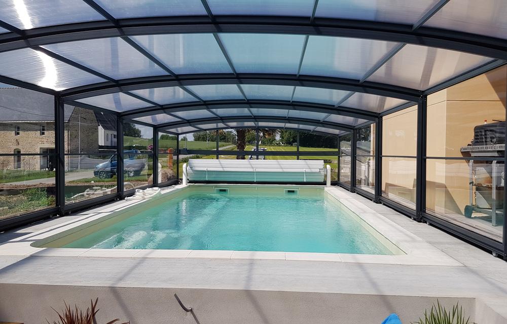 Monza 180 Abri piscine mi-haut : design et fluidité, le look du toit cintré