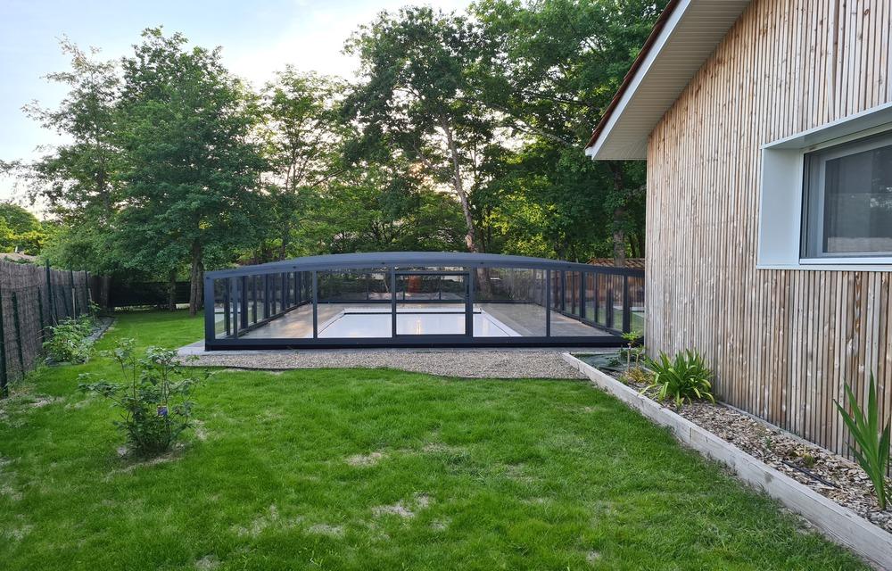 Monza 180 Abri piscine mi-haut : design et fluidité, le look du toit cintré
