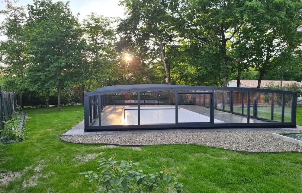 Monza 180 Abri piscine mi-haut : design et fluidité, le look du toit cintré