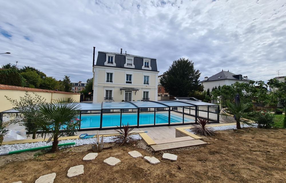 Monza 180 Abri piscine mi-haut : design et fluidité, le look du toit cintré