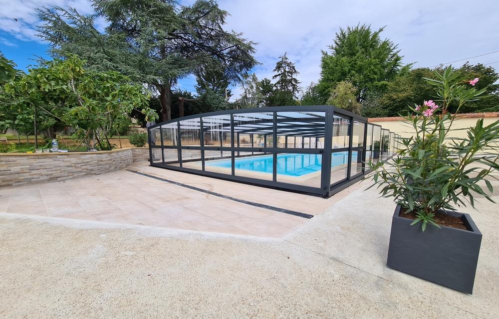 Monza 180 Abri piscine mi-haut : design et fluidité, le look du toit cintré