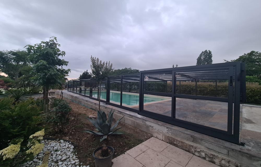 Monza 180 Abri piscine mi-haut : design et fluidité, le look du toit cintré