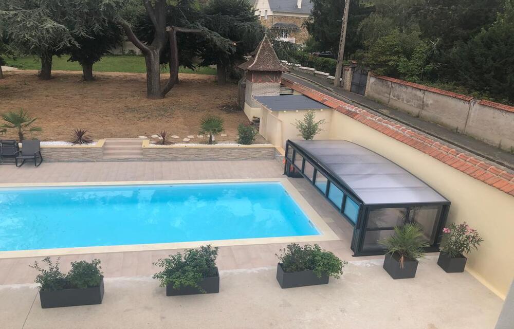 Monza 180 Abri piscine mi-haut : design et fluidité, le look du toit cintré