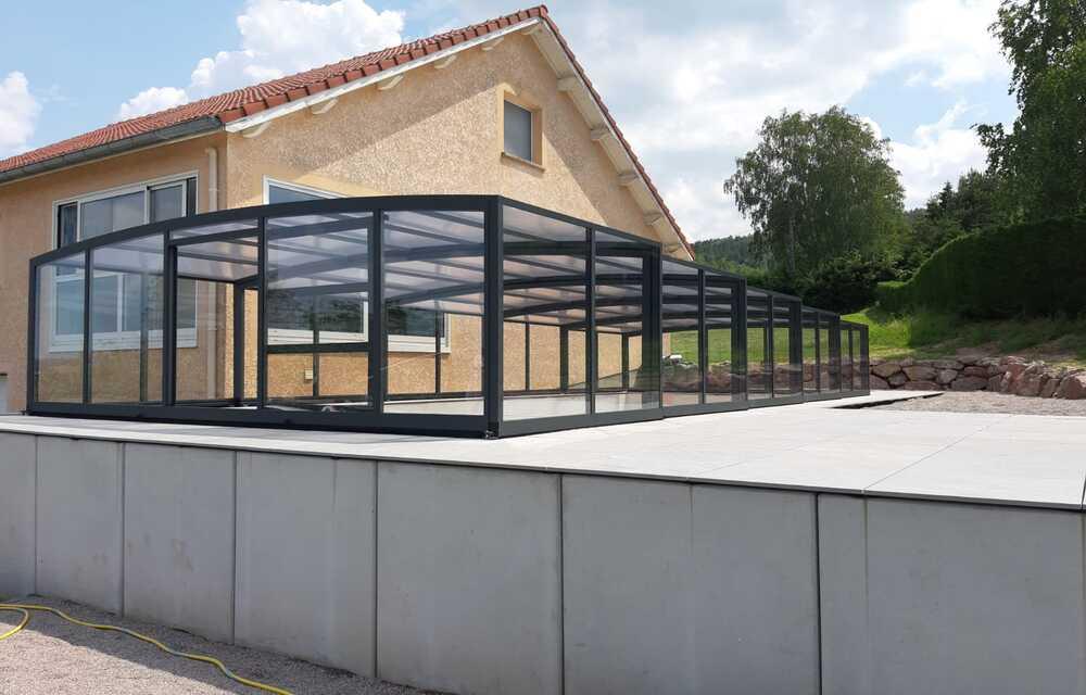 Monza 180 Abri piscine mi-haut : design et fluidité, le look du toit cintré