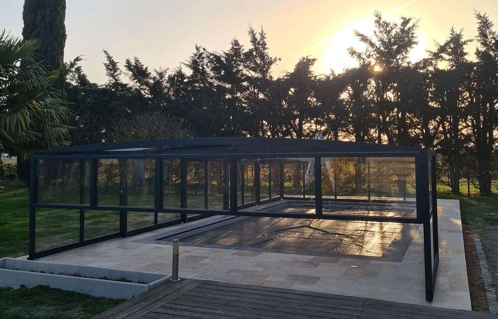 Monza 180 Abri piscine mi-haut : design et fluidité, le look du toit cintré