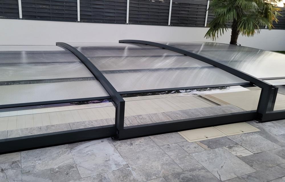 Monza XS Notre abri de piscine best-seller en version extra plat
