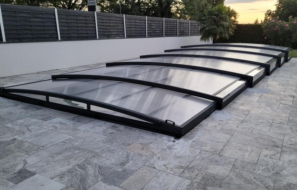 Monza XS Notre abri de piscine best-seller en version extra plat
