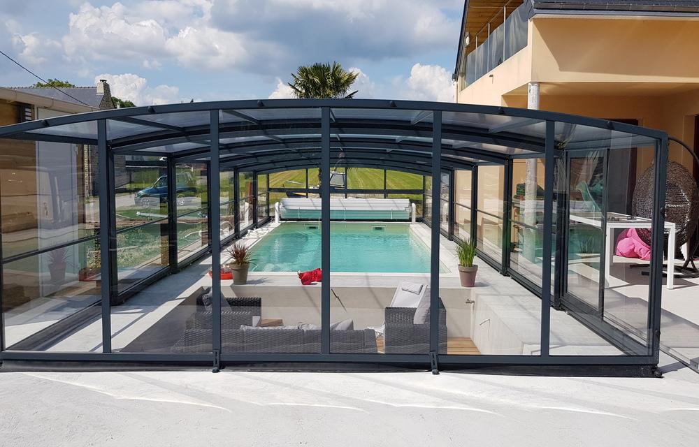 Monza 180 Abri piscine mi-haut : design et fluidité, le look du toit cintré