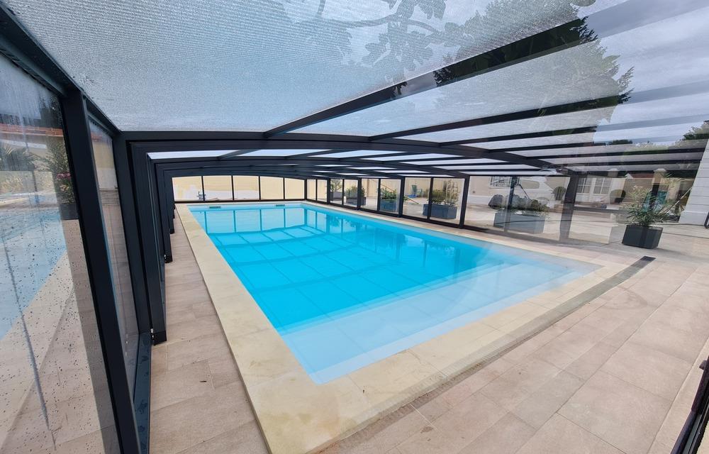 Monza 180 Abri piscine mi-haut : design et fluidité, le look du toit cintré